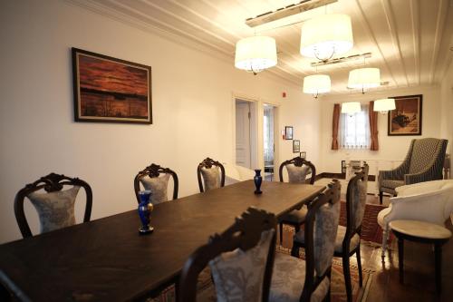 a dining room with a table and chairs at MECİT KAPTAN KONAĞI in Kastamonu