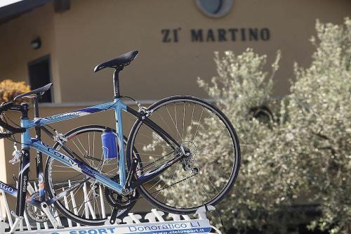 niebieski rower zaparkowany przed budynkiem w obiekcie Hotel Zì Martino w mieście Castagneto Carducci