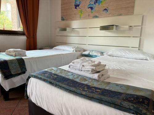 2 posti letto in camera con asciugamani di Euro House Inn Airport a Fiumicino