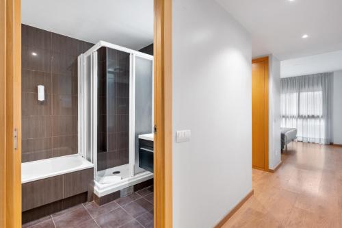 een badkamer met een douche en een toilet in een kamer bij Sensation Authentic Gràcia in Barcelona