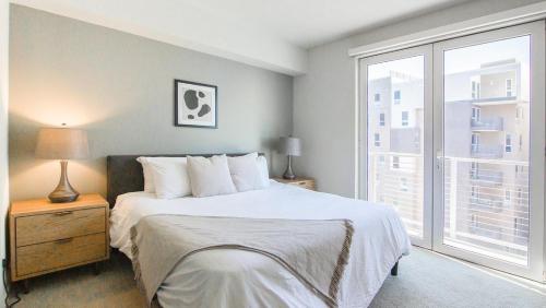 - une chambre avec un lit et une grande fenêtre dans l'établissement Landing Modern Apartment with Amazing Amenities (ID2542X13), à San Diego
