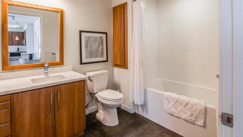 een badkamer met een toilet, een wastafel en een bad bij Landing Modern Apartment with Amazing Amenities (ID2542X13) in San Diego