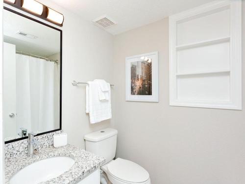 y baño con aseo, lavabo y espejo. en Landing Modern Apartment with Amazing Amenities (ID2754X85), en Madison