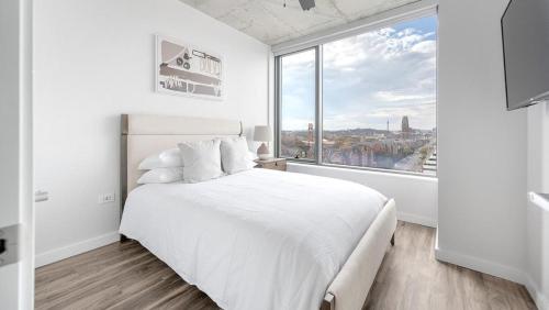 Ліжко або ліжка в номері Landing - Modern Apartment with Amazing Amenities (ID1401X747)