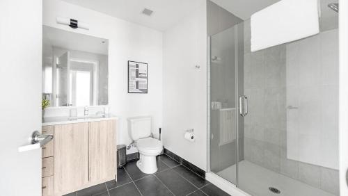 Ванна кімната в Landing - Modern Apartment with Amazing Amenities (ID1401X747)