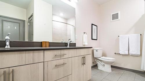 La salle de bains est pourvue d'un lavabo et de toilettes. dans l'établissement Landing Modern Apartment with Amazing Amenities (ID2723X7), à Denver