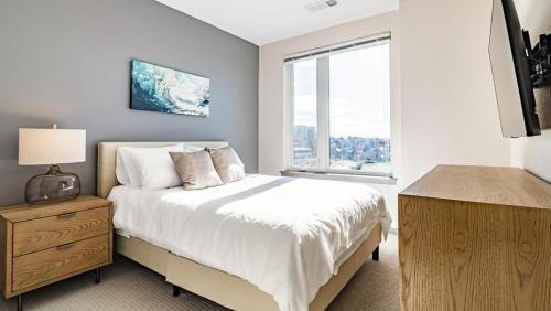 - une chambre blanche avec un lit et une fenêtre dans l'établissement Landing Modern Apartment with Amazing Amenities (ID2723X7), à Denver