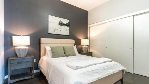 1 dormitorio con 1 cama grande y 2 lámparas en Landing Modern Apartment with Amazing Amenities (ID6393X24), en Nueva Orleans