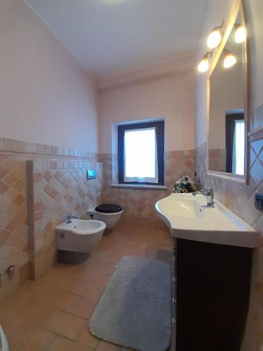 a bathroom with a toilet and a sink and a tub at Casal dei Colli in Amelia