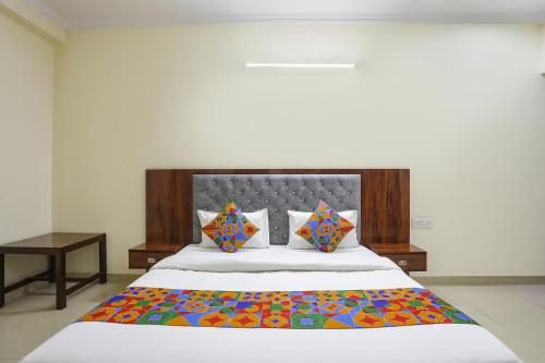 Voodi või voodid majutusasutuse FabExpress ASP Royal Residency Inn toas