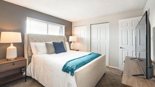 En eller flere senge i et værelse på Landing Modern Apartment with Amazing Amenities (ID7160X43)