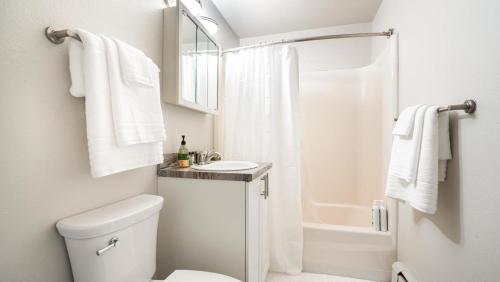 Et badeværelse på Landing Modern Apartment with Amazing Amenities (ID7160X43)