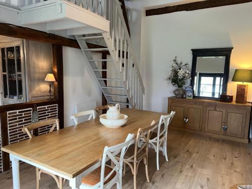 une salle à manger avec une table et des chaises en bois dans l'établissement Le Pressoir de Cheverny~Château~Golf~, à Cheverny