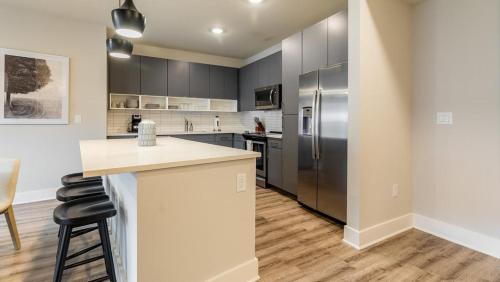 Una cocina o cocineta en Landing Modern Apartment with Amazing Amenities (ID8697X88)