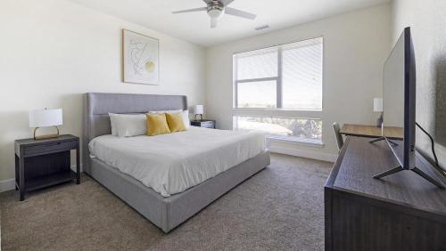 En eller flere senge i et værelse på Landing Modern Apartment with Amazing Amenities (ID9253X93)