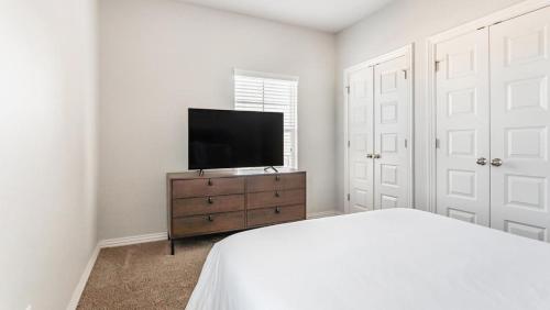 Säng eller sängar i ett rum på Landing Modern Apartment with Amazing Amenities (ID8418X24)