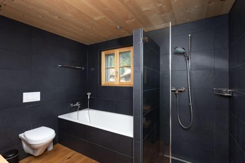 Vannas istaba naktsmītnē Stylish Apartment in Gstaad