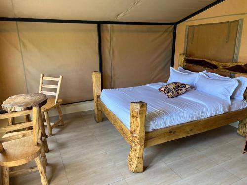 1 dormitorio con 1 cama en una tienda de campaña en OLORIEN MARA CAMP, en Masai Mara