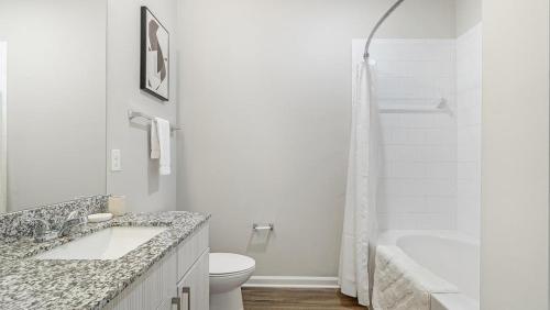 y baño con lavabo, aseo y bañera. en Landing Modern Apartment with Amazing Amenities (ID1256X568), en Greenville