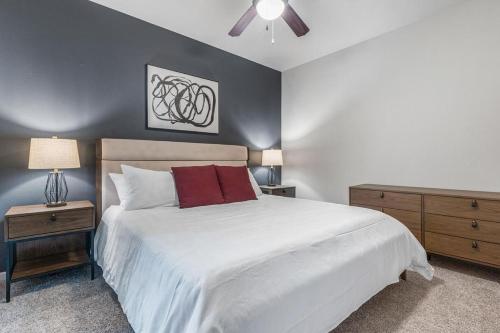una camera con letto bianco e ventilatore a soffitto di Landing Modern Apartment with Amazing Amenities (ID2956X24) ad Austin