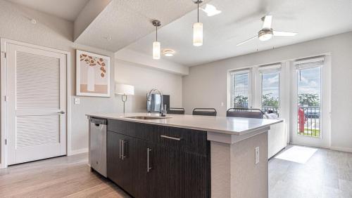 uma cozinha com um lavatório e uma bancada em Landing Modern Apartment with Amazing Amenities (ID8083X57) em Fort Myers Villas