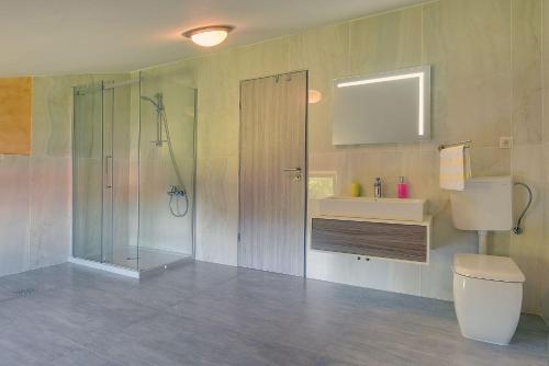 Ένα μπάνιο στο Villa Filleona