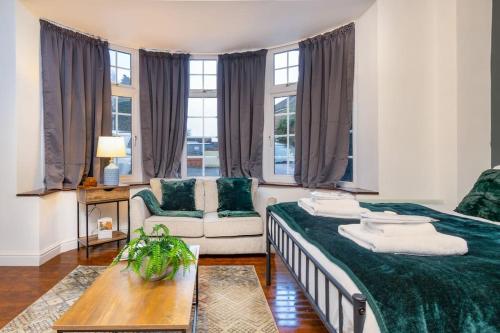 uma sala de estar com duas camas e um sofá em Modern abode with Free Parking and Smart TV in Bedworth, Near M6 & George Eliot Hospital em Bedworth