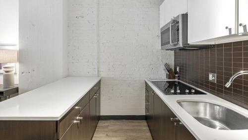 cocina con fregadero y microondas en Landing Modern Apartment with Amazing Amenities (ID1227X465), en Cambridge