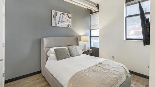 - une chambre blanche avec un lit dans l'établissement Landing Modern Apartment with Amazing Amenities (ID1227X465), à Cambridge