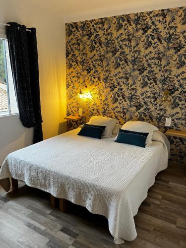a bedroom with a large bed with floral wallpaper at Maison N°133 in Saint-Rémy-de-Provence