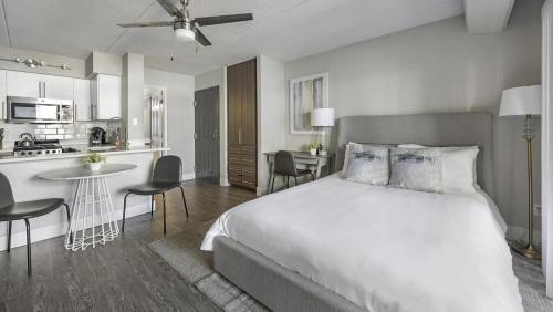 a bedroom with a large bed and a kitchen at Landing Modern Apartment with Amazing Amenities (ID3931X23) in Phoenix