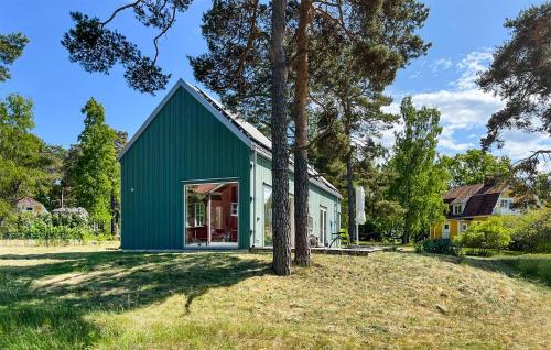 Zahrada ubytování Stunning Home In Adelsö With Kitchen