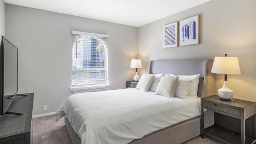 1 dormitorio con cama blanca y ventana en Landing Modern Apartment with Amazing Amenities (ID1008X640) en Homewood