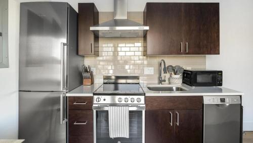 Ett kök eller pentry på Landing Modern Apartment with Amazing Amenities (ID1797X41)