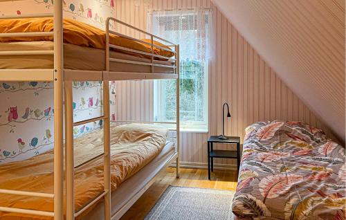 Двох'ярусне ліжко або двоярусні ліжка в номері Nice Home In Vaggeryd With Kitchen