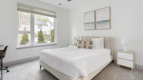 - une chambre blanche avec un grand lit et une fenêtre dans l'établissement Landing Modern Apartment with Amazing Amenities (ID1781X59), à Richmond