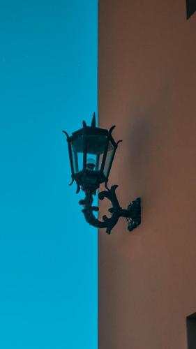 a black light on the side of a wall at O Paturi - Village Hotel Proximo Aparecida in Guaratinguetá