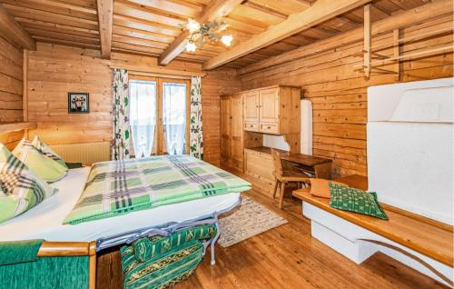 Cette cabane en rondins comprend un lit et un bureau. dans l'établissement Gorgeous Home In Wagrain With House A Mountain View, à Wagrain