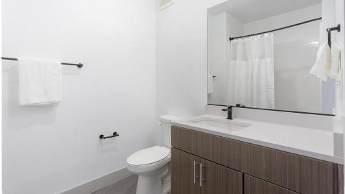 uma casa de banho branca com um WC e um lavatório em Landing Modern Apartment with Amazing Amenities (ID1791X17) em Richmond