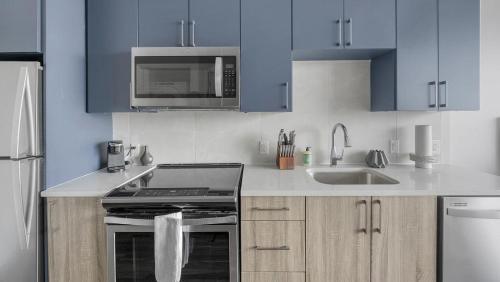 Köök või kööginurk majutusasutuses Landing Modern Apartment with Amazing Amenities (ID1398X850)