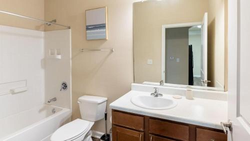 uma casa de banho com um lavatório, um WC e um espelho. em Landing Modern Apartment with Amazing Amenities (ID4344X54) em Goose Creek