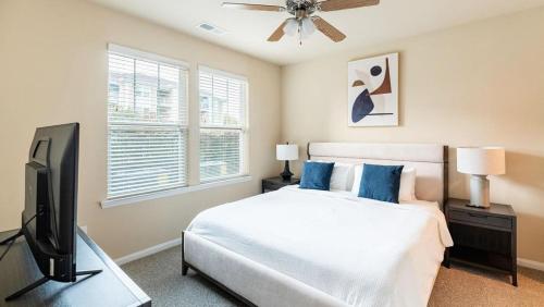 um quarto com uma cama e uma televisão de ecrã plano em Landing Modern Apartment with Amazing Amenities (ID4344X54) em Goose Creek