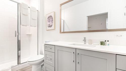 邁爾斯堡的住宿－Landing Modern Apartment with Amazing Amenities (ID7569X13)，白色的浴室设有水槽和卫生间。