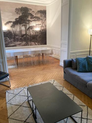 un salon avec un canapé et une table dans l'établissement Les Trois Chérubins centre Dieppe plage terrasse parking privatif, à Dieppe