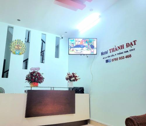 a waiting room with a sign on the wall at Motel Thành Đạt in Vung Tau