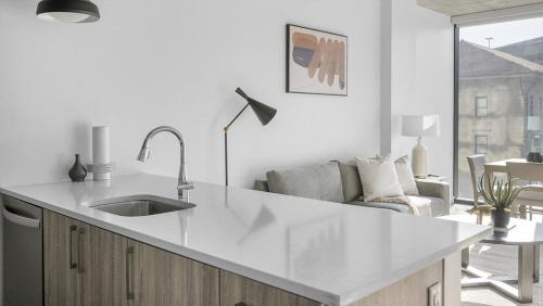 Köök või kööginurk majutusasutuses Landing Modern Apartment with Amazing Amenities (ID1398X853)