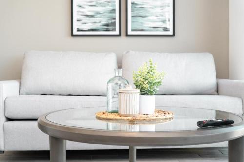 uma sala de estar com um sofá e uma mesa de centro em Landing Modern Apartment with Amazing Amenities (ID1398X788) em Fort Lauderdale