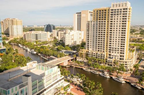 una ciudad con edificios altos y un río en Landing Modern Apartment with Amazing Amenities (ID1398X788), en Fort Lauderdale