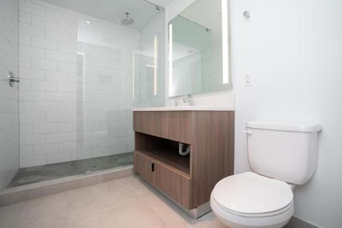 uma casa de banho com um WC, um lavatório e um chuveiro em Landing Modern Apartment with Amazing Amenities (ID1398X788) em Fort Lauderdale