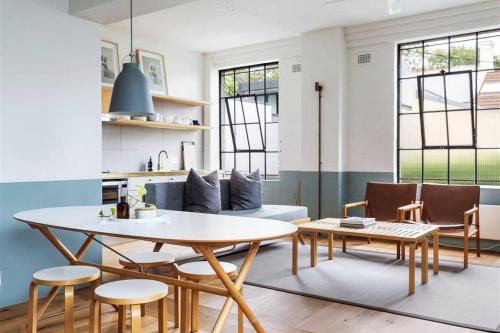 een woonkamer met een tafel en stoelen bij Spacious studio apt Darlinghurst in Sydney